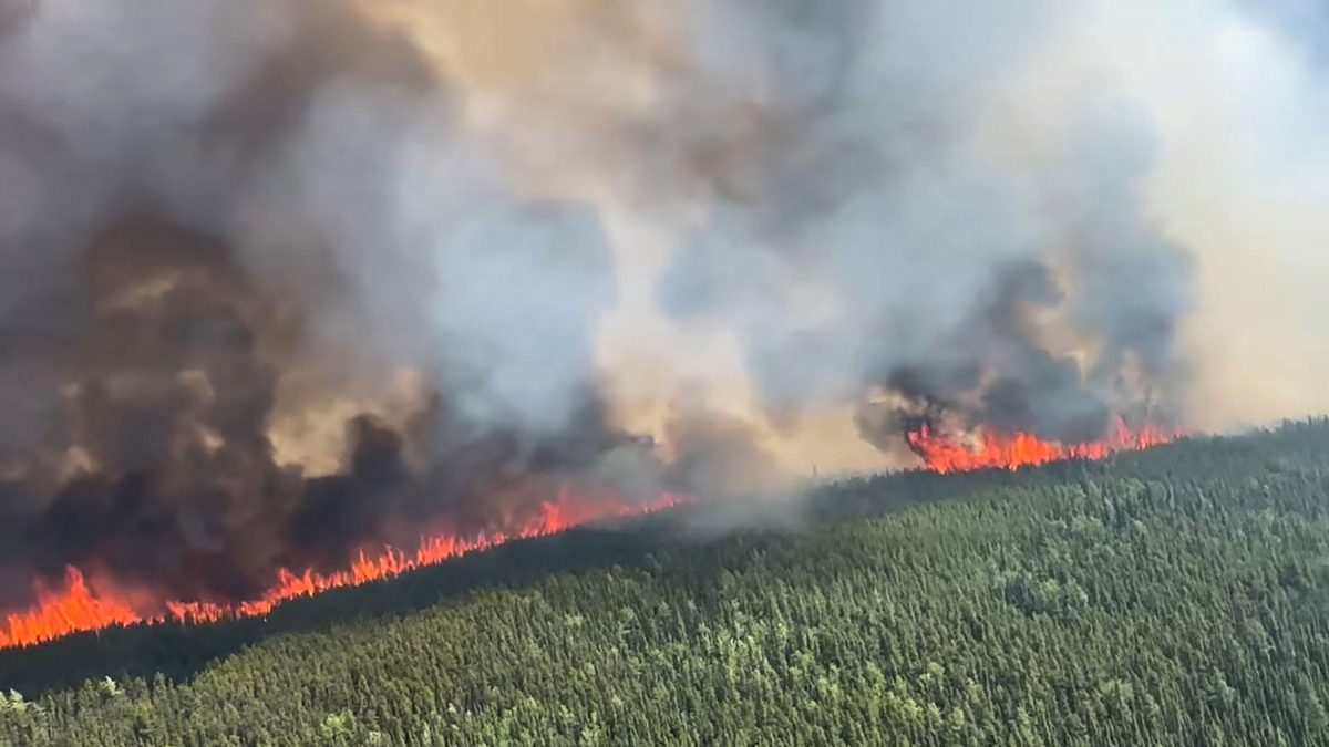 加拿大今年已爆发逾2300起野火！烟尘飘抵冰岛、挪威