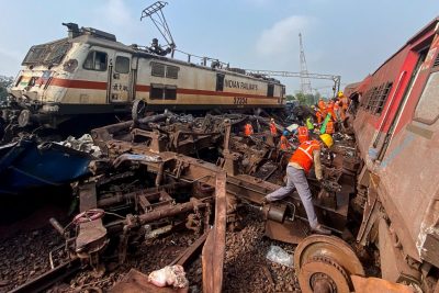 印度2火车出轨相撞 死者增至288人 900伤