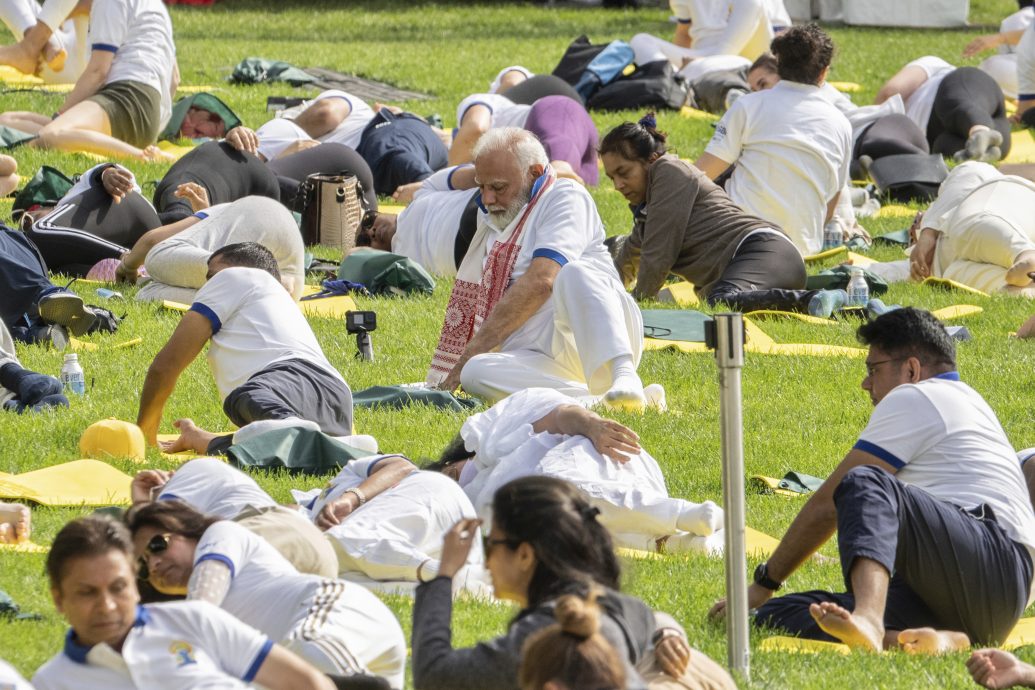 印度总理莫迪访美 在联合国给外交官上瑜伽课