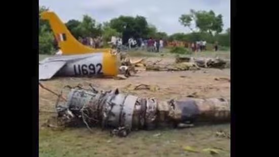 印度空军教练机坠毁 2机组人员弹射逃生