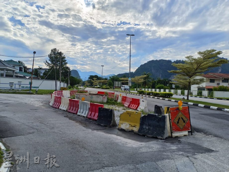 地底施工遇岩石触礁 甲板工程久锁路面长草 