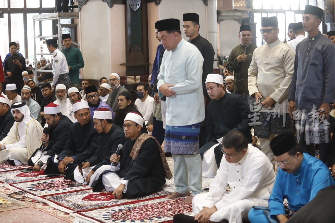 安华马哈迪恰巧同一清真寺参与哈芝节诵经祈祷 两人没碰面零交流