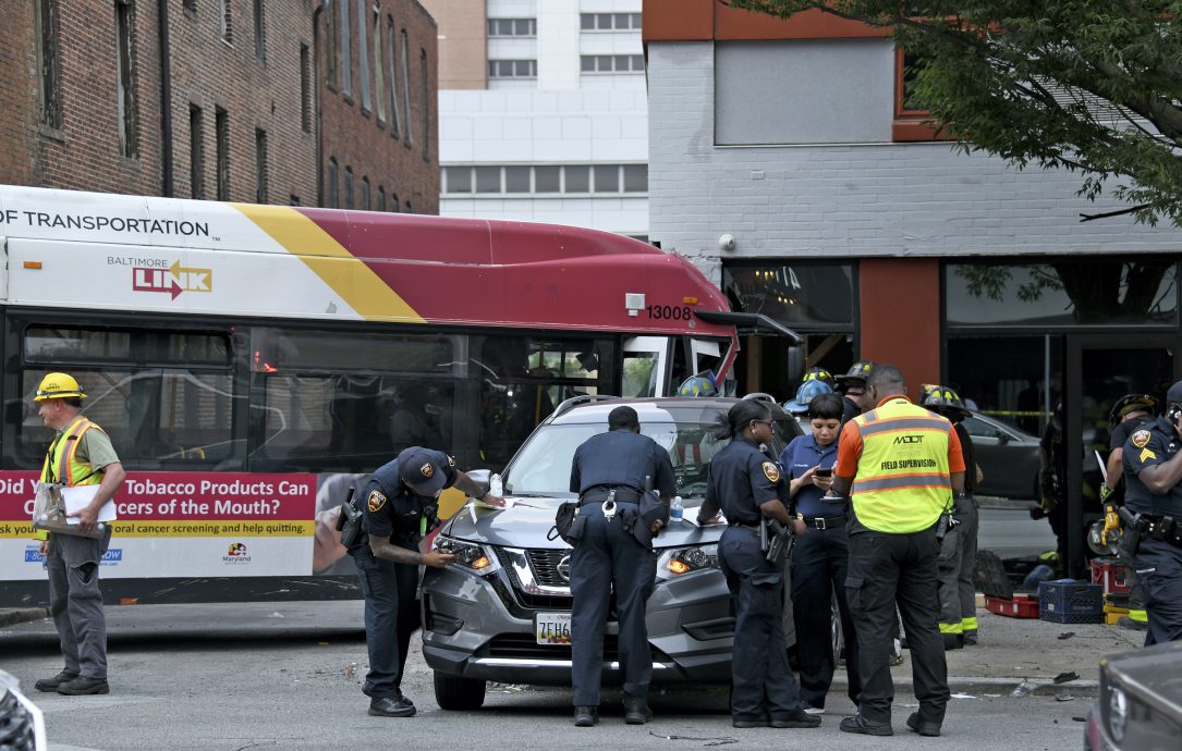 巴士连撞2车再撞商店 酿13伤2命危
