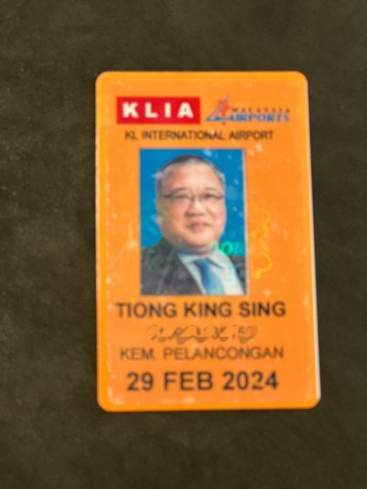  张庆信到KLIA助中国旅客  办公室：部长有通行证 没硬闯！