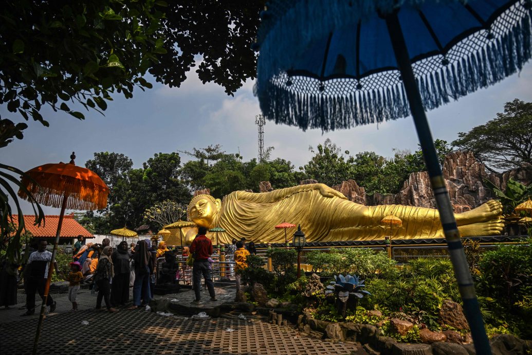 拚图两图印尼卫塞节 佛教信徒到访东爪哇惹班的满者伯夷大寺