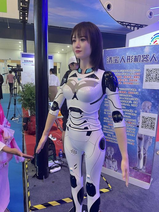 拟真“美女”机器人亮相上海　双手能握实物