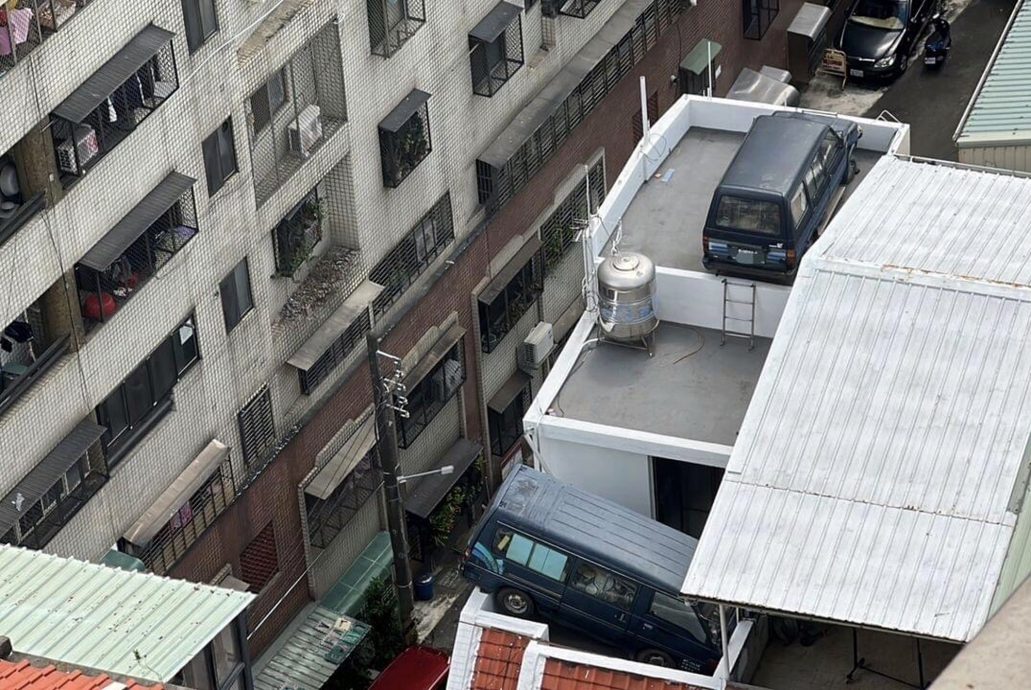 拼盘／台湾台中一屋主将车停在屋顶