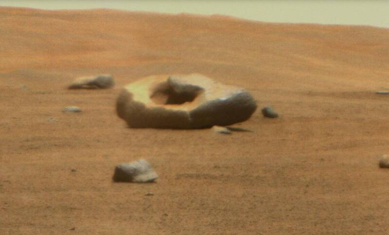拼盘／在火星上拍到“甜甜圈岩石” 科学家解释不一