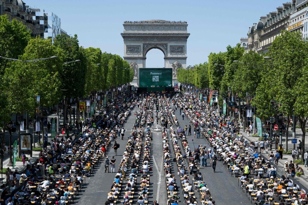 拼盘／巴黎举行世界最大型默书比赛　逾5000人参与