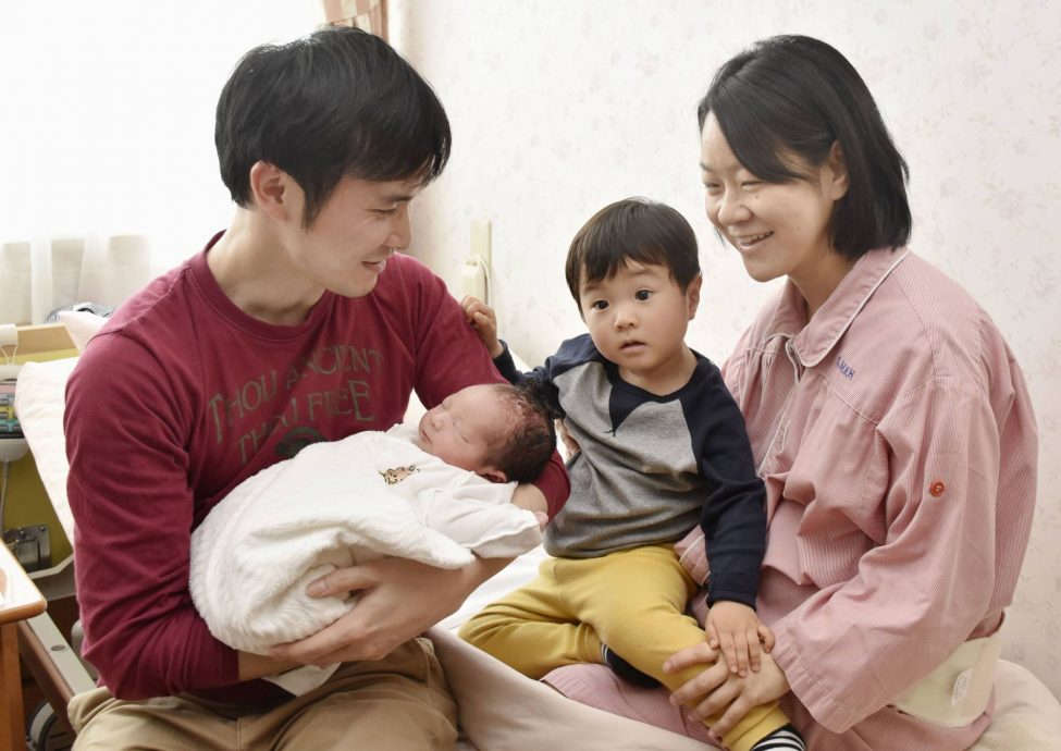 拼盘／日本政府拟修例　准未满3岁子女父母在家工作