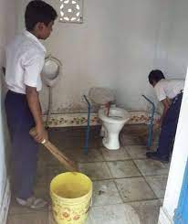 星洲民调 | 65%支持学生洗厕所！“从小洗学校厕所 日本人爱干净”