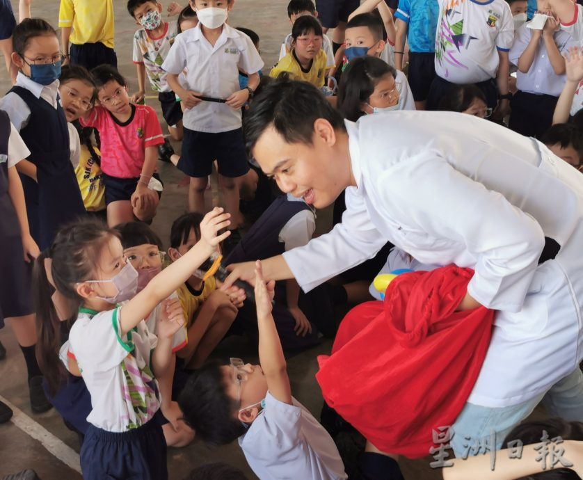 柔：头条之一：本报活动：峇白沙浮新华790学生，快乐学习均衡饮食