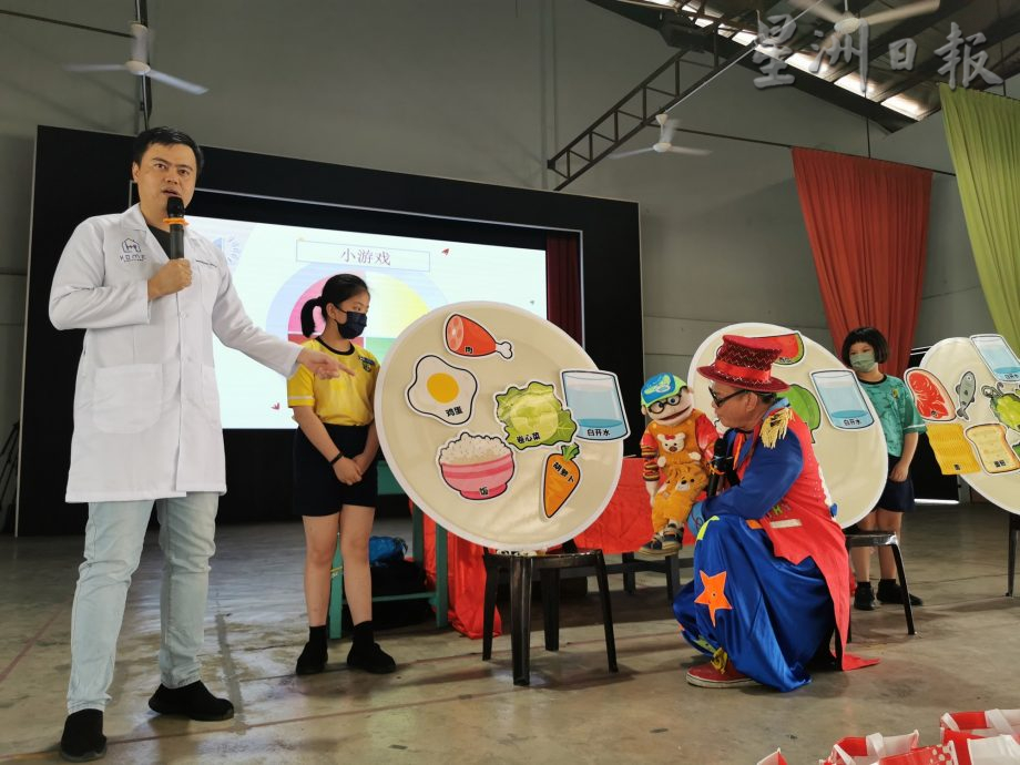 柔：头条之一：本报活动：峇白沙浮新华790学生，快乐学习均衡饮食