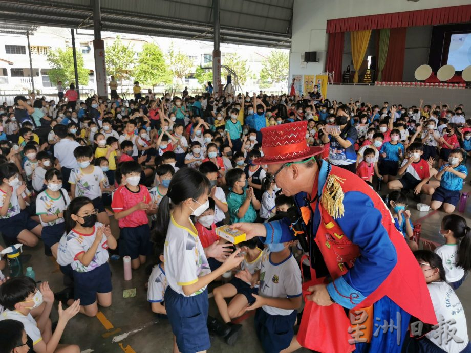 柔：头条之一：本报活动：峇白沙浮新华790学生，快乐学习均衡饮食