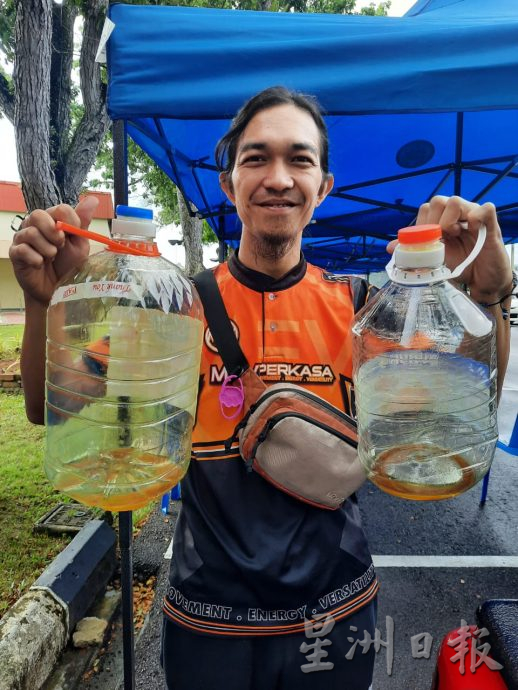 柔：新闻： 回收废食油每公斤RM2  麻市会鼓励市民参与赚收入