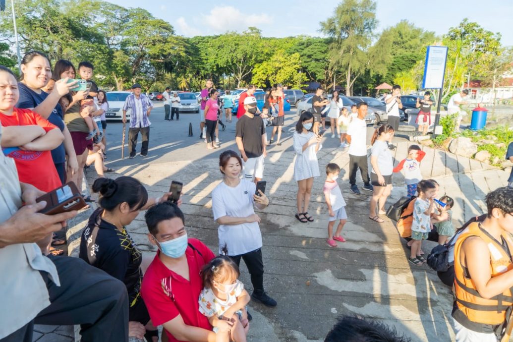 柔：新闻： 麻龙舟协会在麻河举办  逾百人围观龙舟赛抛粽子