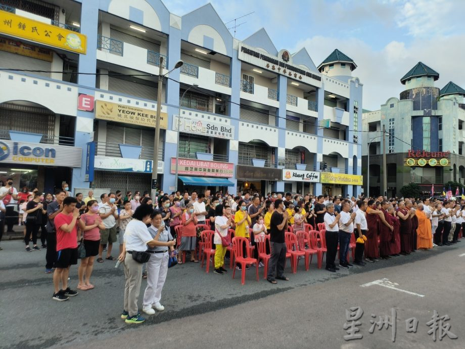 柔：新闻：銮慈光佛舍复办卫塞节庆典  花车游行法喜充满