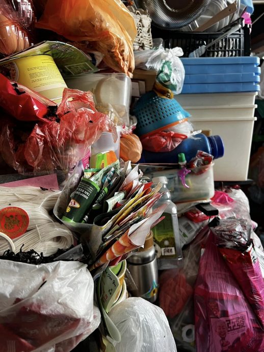 柔：版头之一：妇女在家里内外囤积20年物品，议员办公室协助清理杂物，邻居才发现2名孩子长期住在狭窄的空间