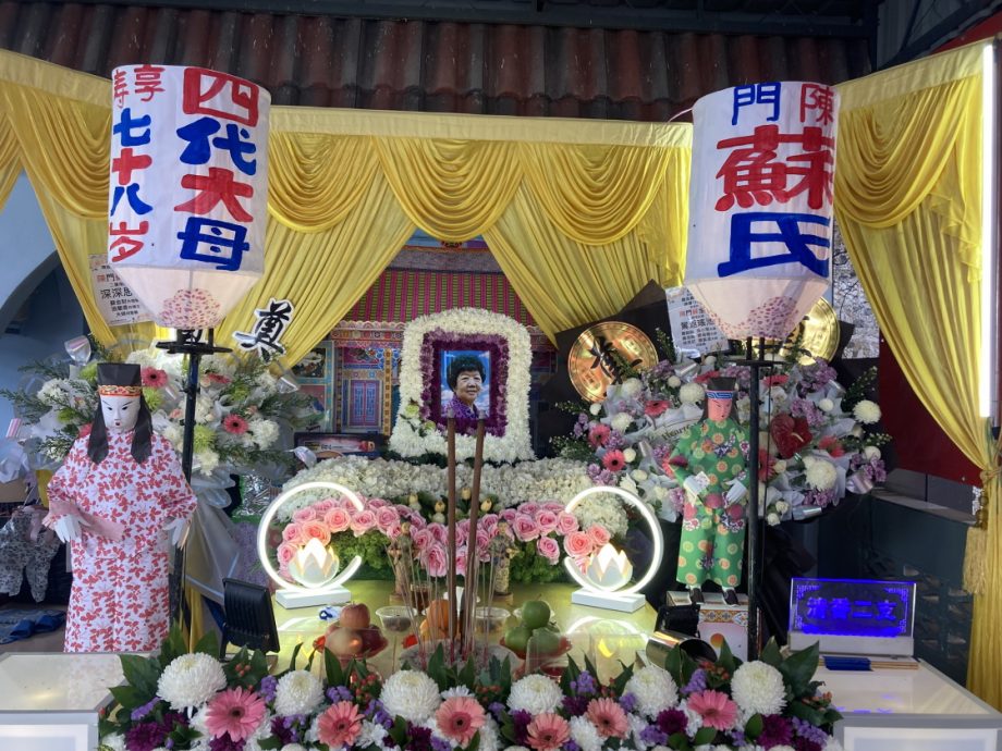 柔：第10版头条：车祸死者家属指不可能从路口驶出联邦道路，促目击者或有拍摄到事发过程的行车记录仪短片者到警局作证