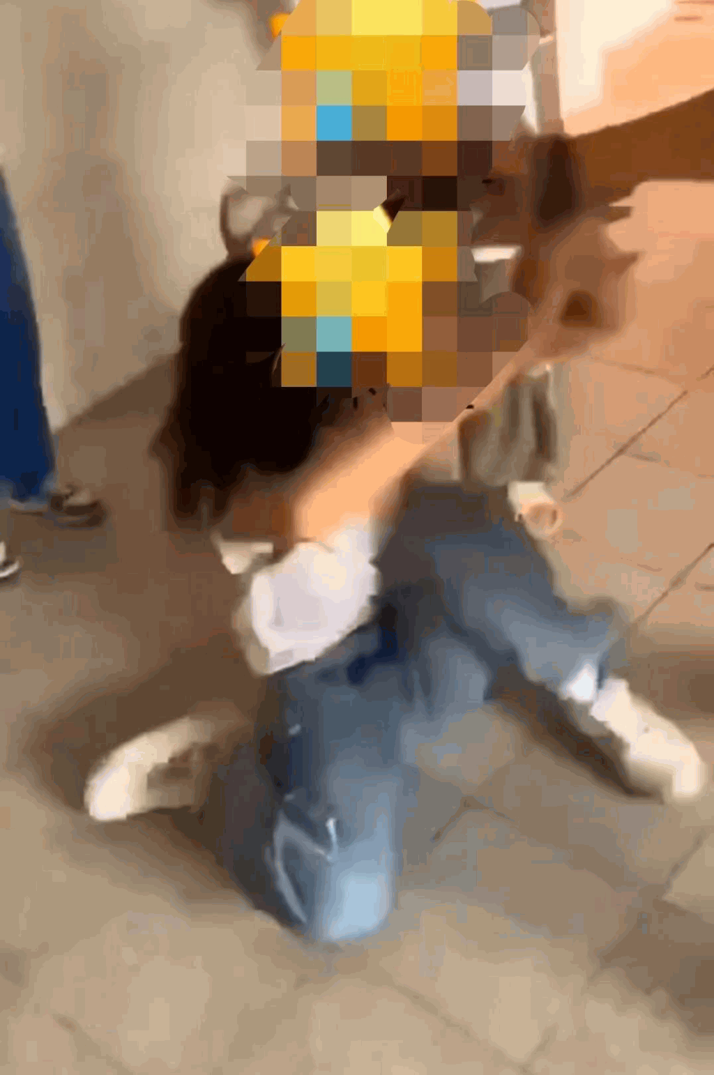 校园欺凌｜广东女中学生被逼下跪磕头被轮掴 涉事人员已被带走调查