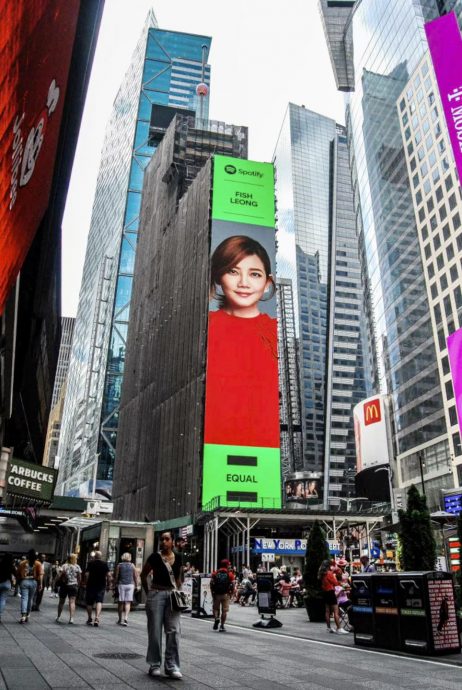 梁静茹登上纽约时代广场巨幕，粉丝大赞大马之光！