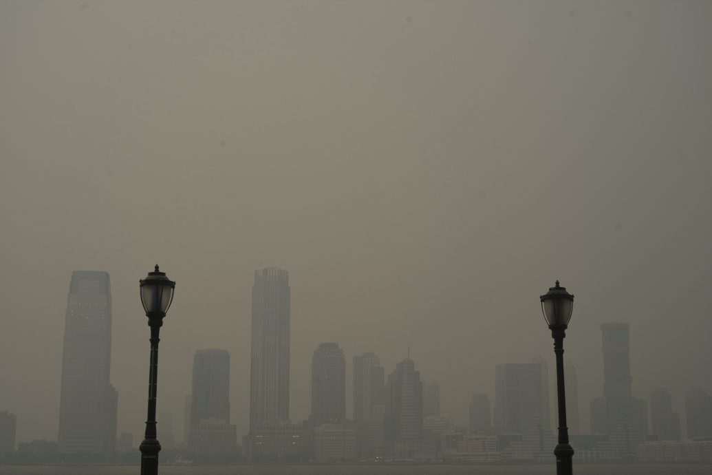 橘色雾霾笼罩纽约　官方急呼吁：避免外出