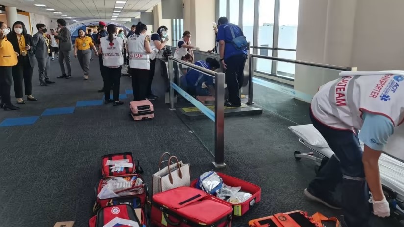 泰国机场骇人意外 女子腿部卷入电梯断腿