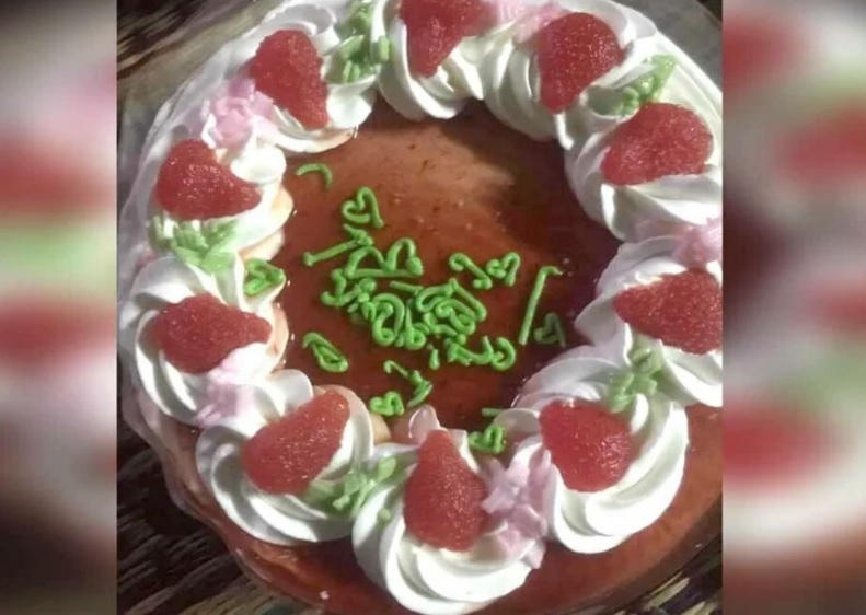 泰男给女友送惊喜蛋糕 网笑“被糖衣文字破坏了！”