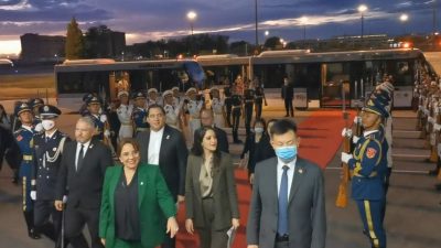 洪都拉斯总统抵北京 三军仪仗队机场迎迓