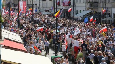 华沙50万人示威反政府　批新法打压反对派