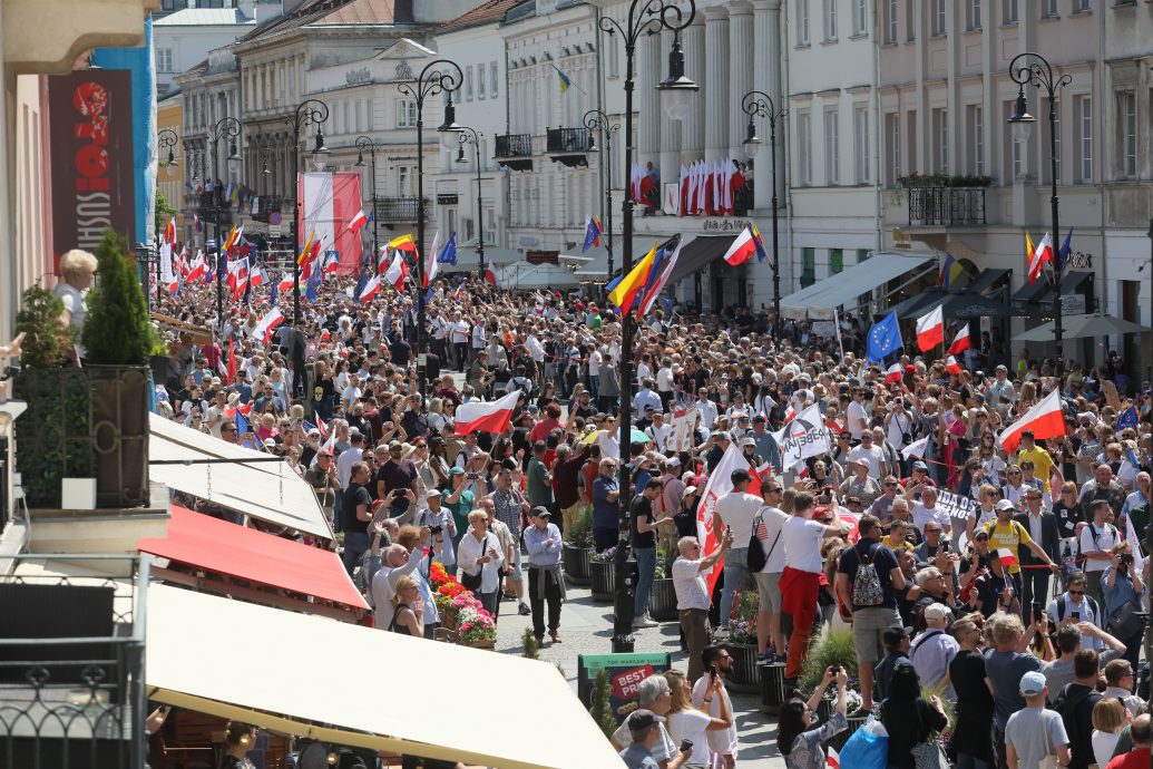 看世界／华沙50万人示威反政府　批新法打压反对派