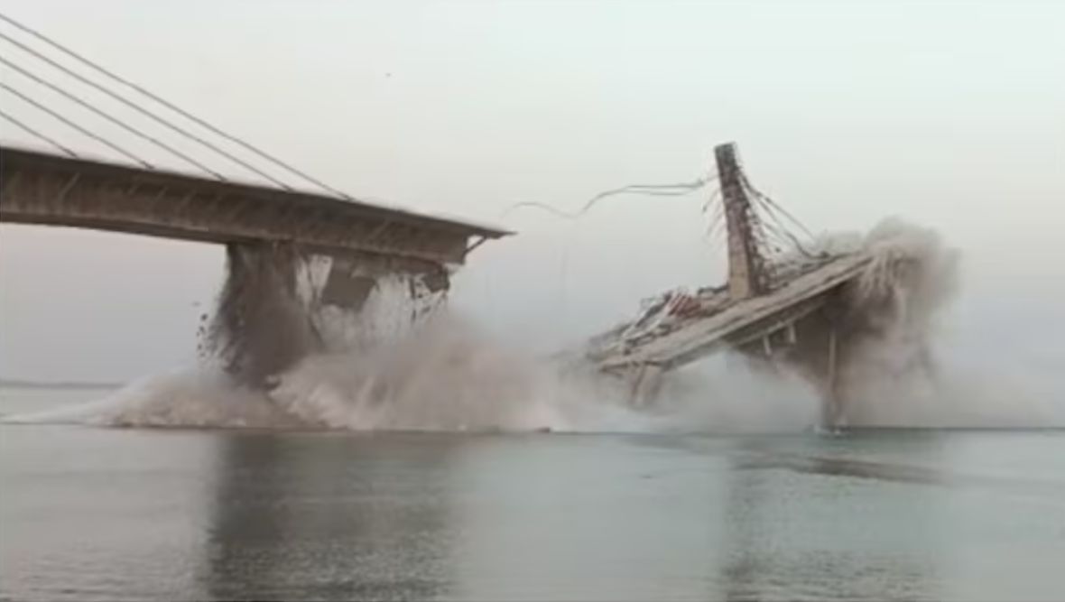 看世界／印度大桥崩塌整段断裂  如奶粉般十秒间“溶入”水中消失
