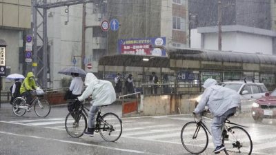 玛娃挟风带雨逼近日本 当局吁本州中部及四国数万人撤离