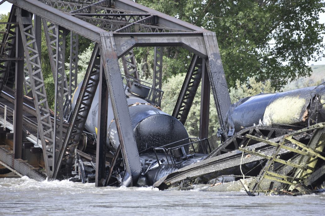 看世界／蒙大拿州铁桥倒塌列车坠河 不明黄色液体从车厢流入河