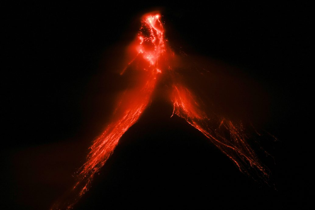 看世界／馬榮火山噴發熔岩　逾1.4萬人緊急疏散