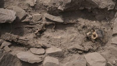 秘鲁垃圾场挖出3000年前木乃伊！ 身体被绑“疑是活人献祭”