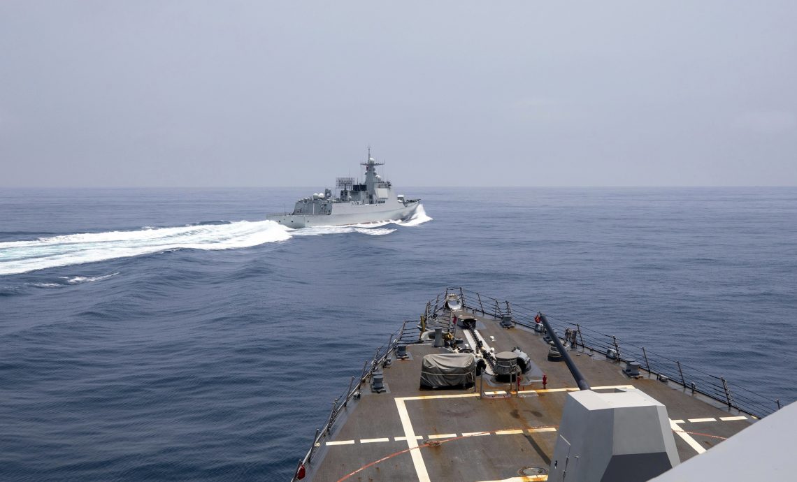 美军发布视频 显示中美军舰在台海险些相撞