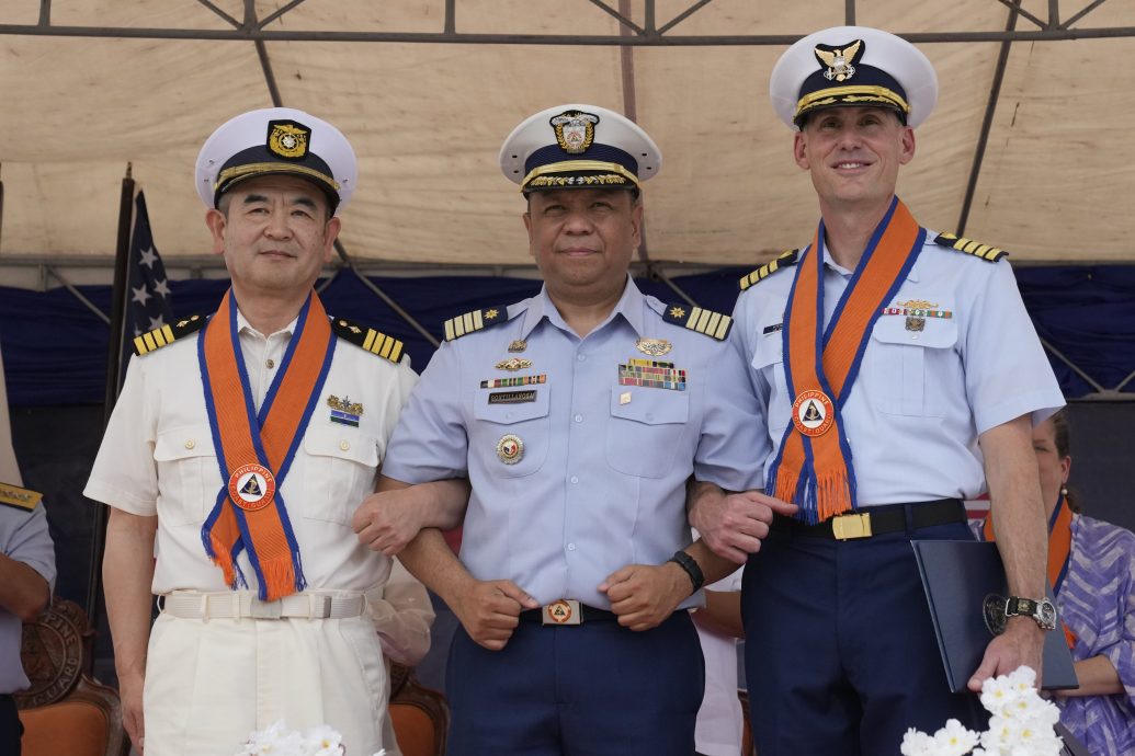 美日菲海巡展开首次三边联合演习　三国指挥官携手合影