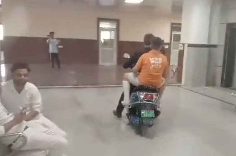 视频 | 医院轮椅短缺·父骑摩托载断脚儿搭电梯复诊