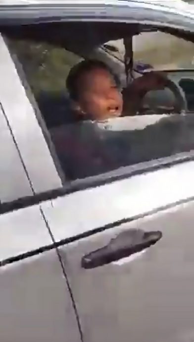 视频 | 小孩开车路口转弯超惊险！民众大骂：笨蛋，你想死吗？