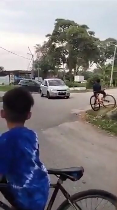 视频 | 小孩开车路口转弯超惊险！民众大骂：笨蛋，你想死吗？