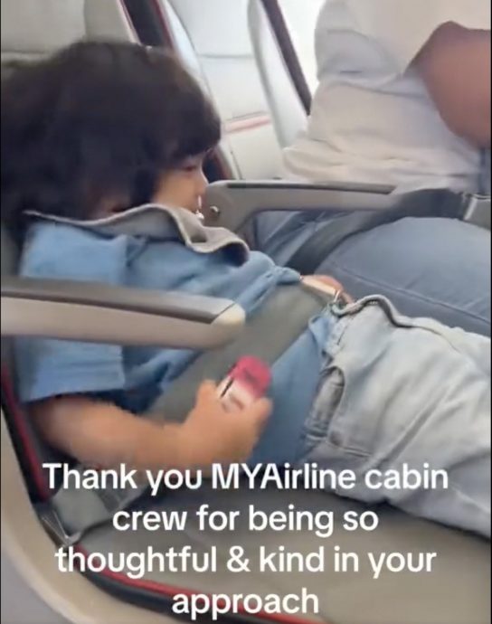 视频|3岁童搭飞机拒系安全带 空姐耐心一招搞定