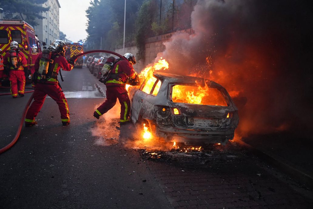 视频╱17岁司机拒盘查遭警察击毙  法国街头暴动示威者纵火