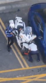 视频|公寓保安锁交警摩托车  管理层：因为乱停车！