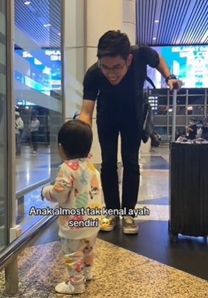 视频|女儿机场与父团聚惹哭网  “她几乎认不出自己的父亲”