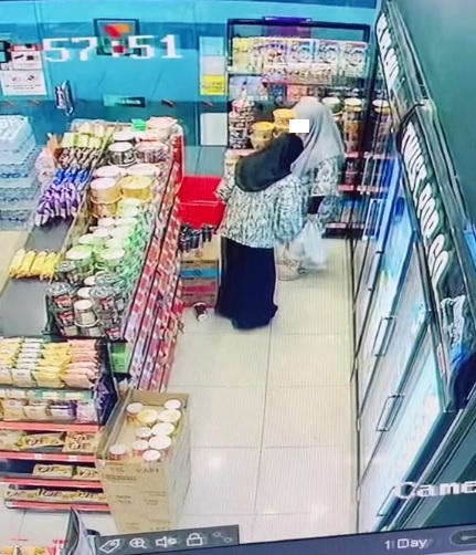 视频|女子购物人有三急 躲便利店货架后小便