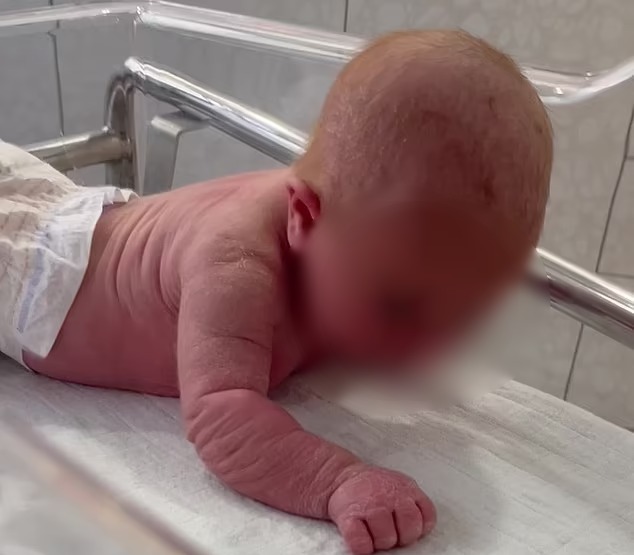视频|婴儿出生3天抬头学爬 新手妈妈惊叹：这正常吗?