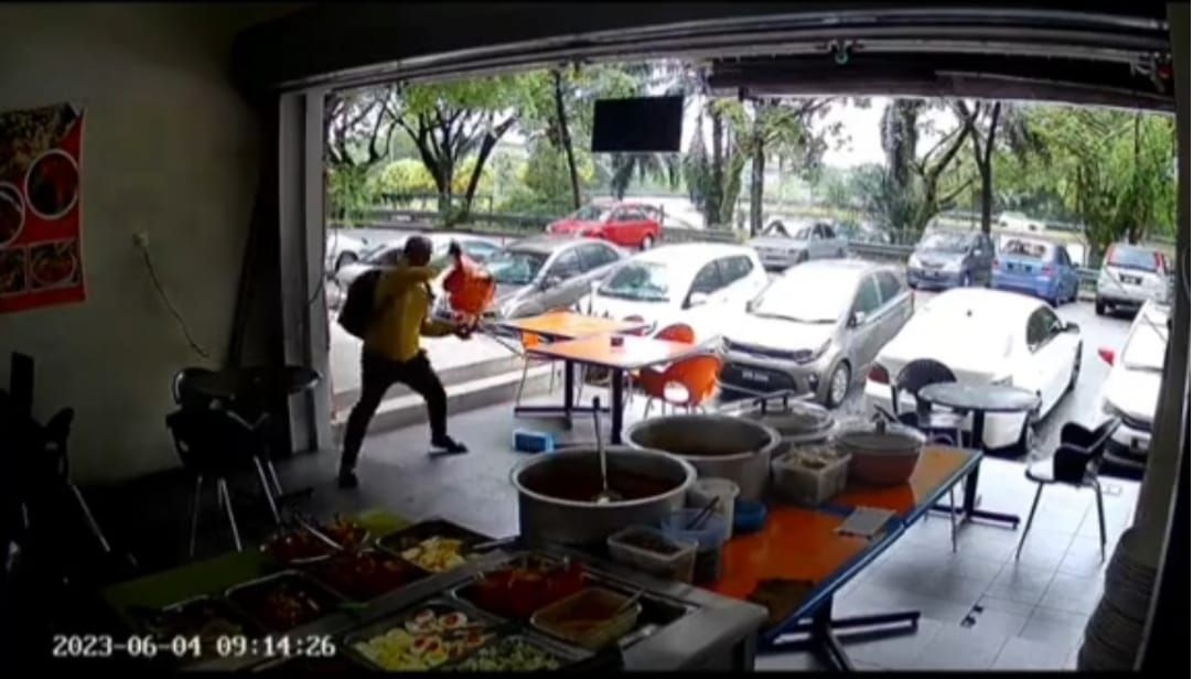 视频|男子餐馆发狂踢桌椅 ​砸饭热水烫伤4岁童