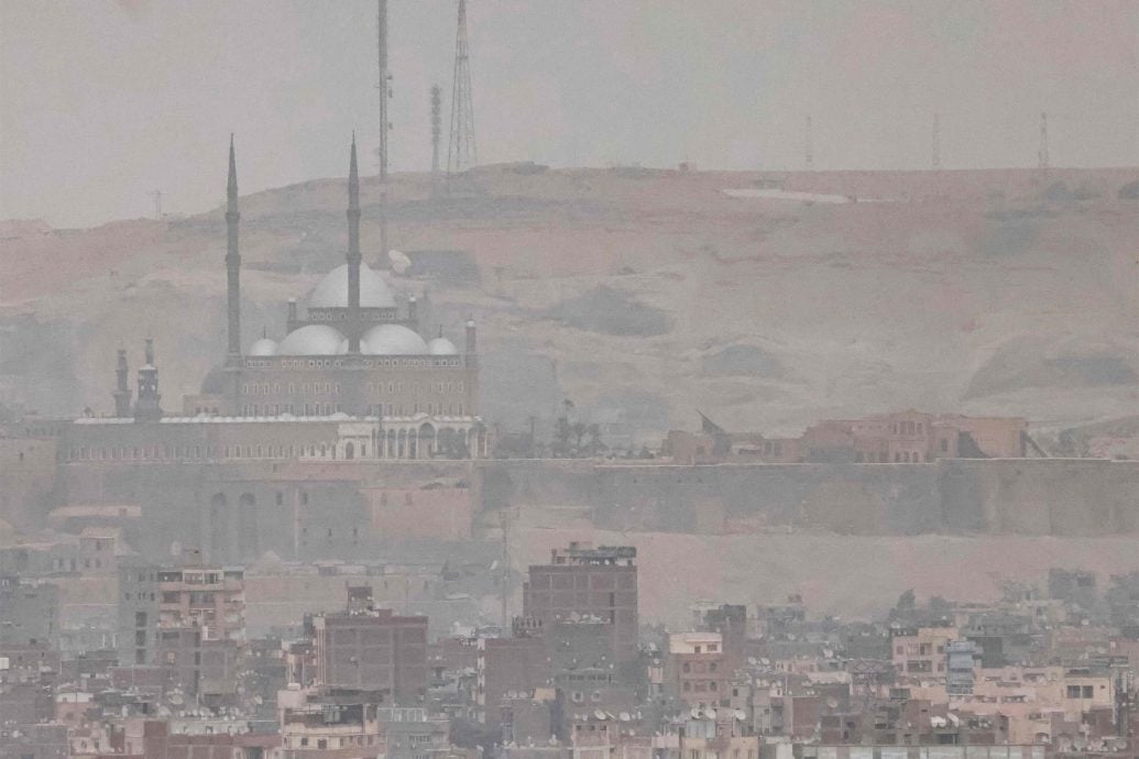 超巨大沙尘暴席卷埃及首都酿1死5伤　吞噬苏伊士运河惊人画面曝光 