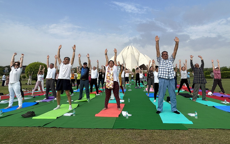 迎接国际瑜伽日 印度外国使节齐做瑜伽
